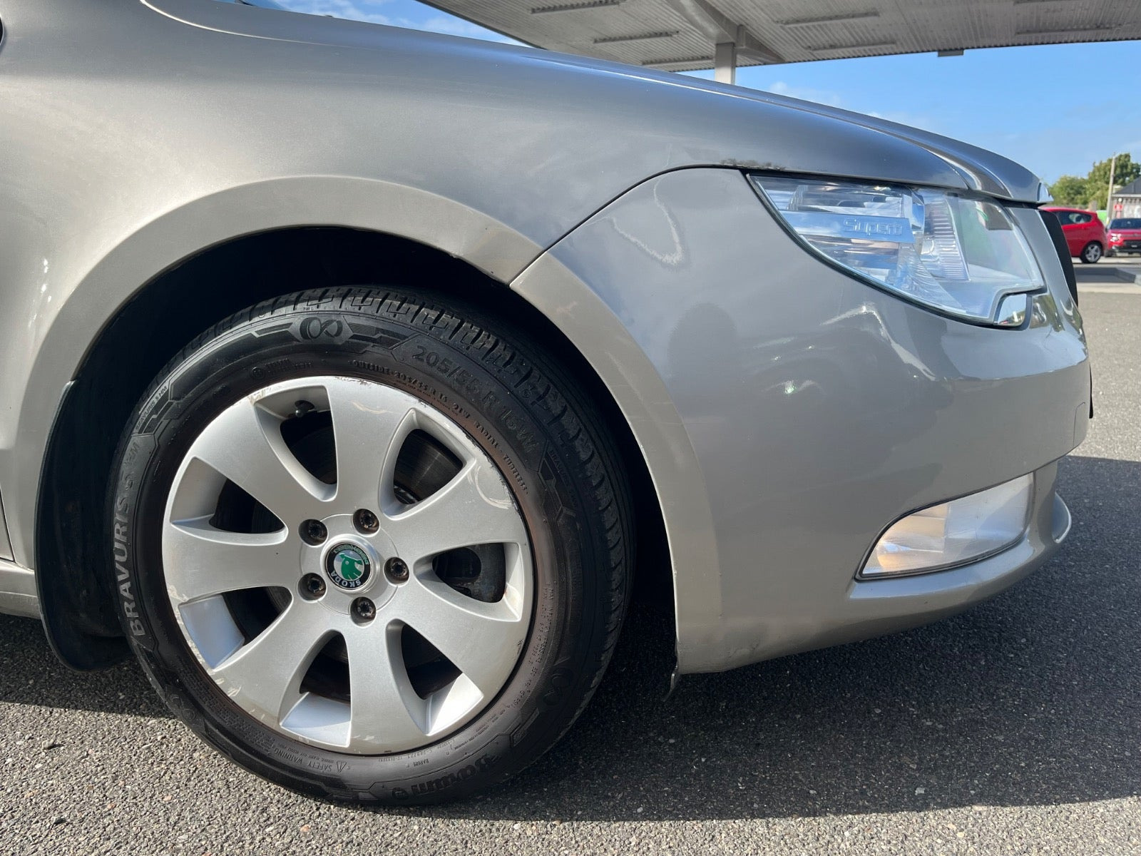 Beige Skoda Superb fra 2010