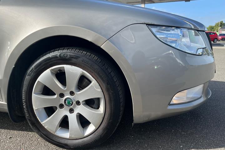 Beige Skoda Superb fra 2010