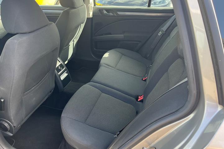 Beige Skoda Superb fra 2010