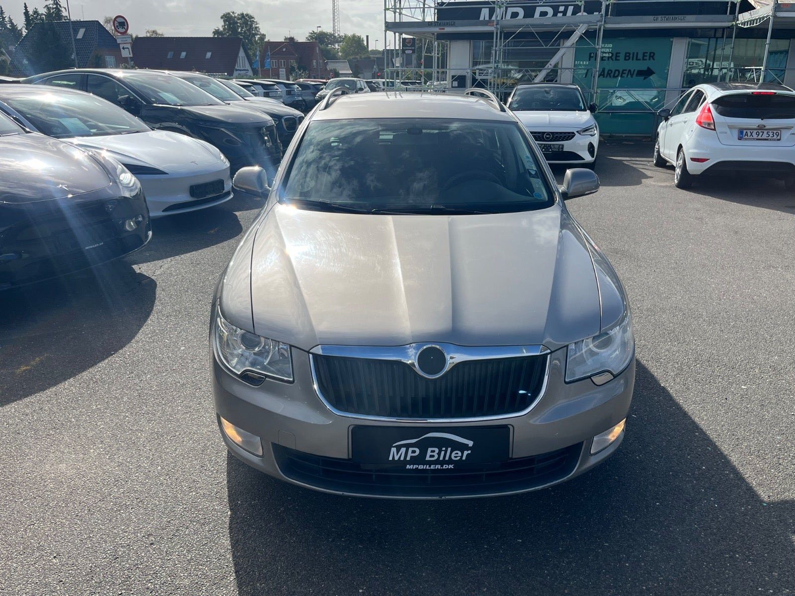 Beige Skoda Superb fra 2010
