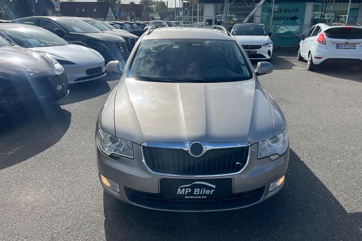 Beige Skoda Superb fra 2010