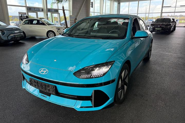 Blå Hyundai Ioniq 6 fra 2024
