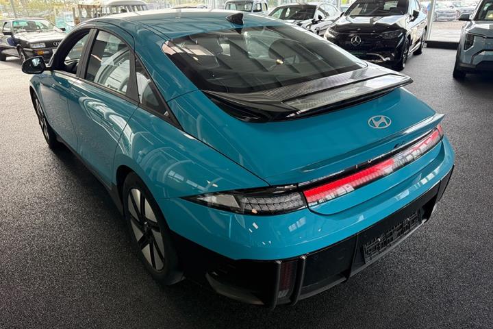 Blå Hyundai Ioniq 6 fra 2024