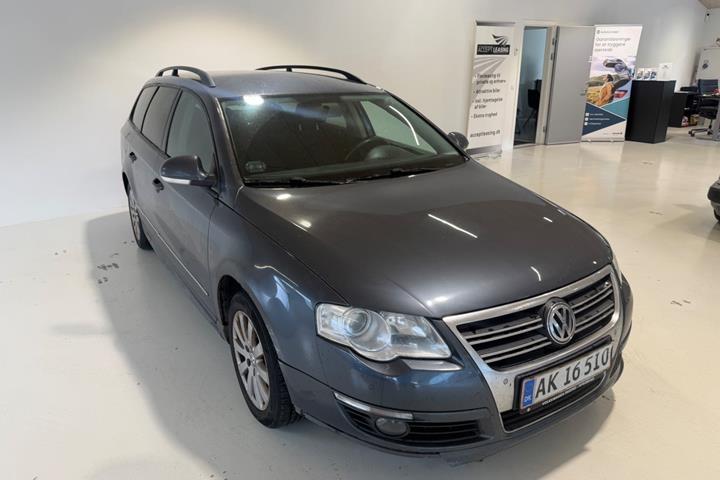 Grå VW Passat fra 2009 set udefra