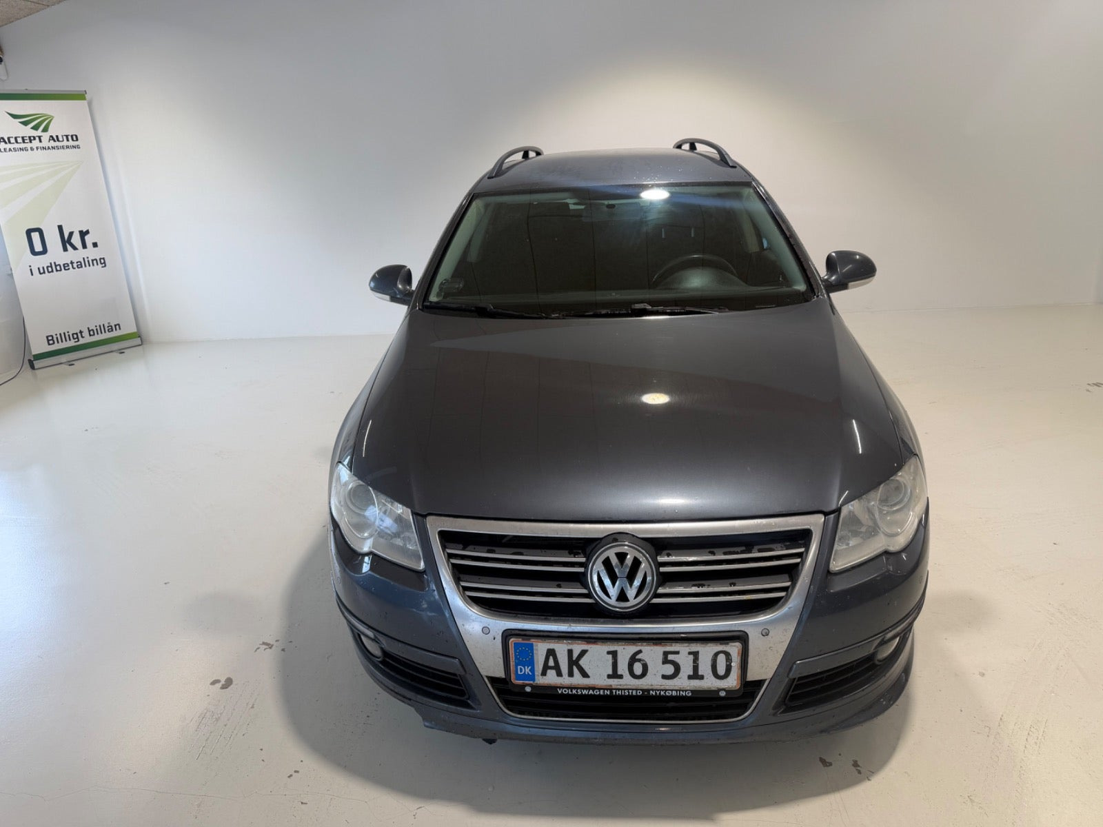 Grå VW Passat fra 2009