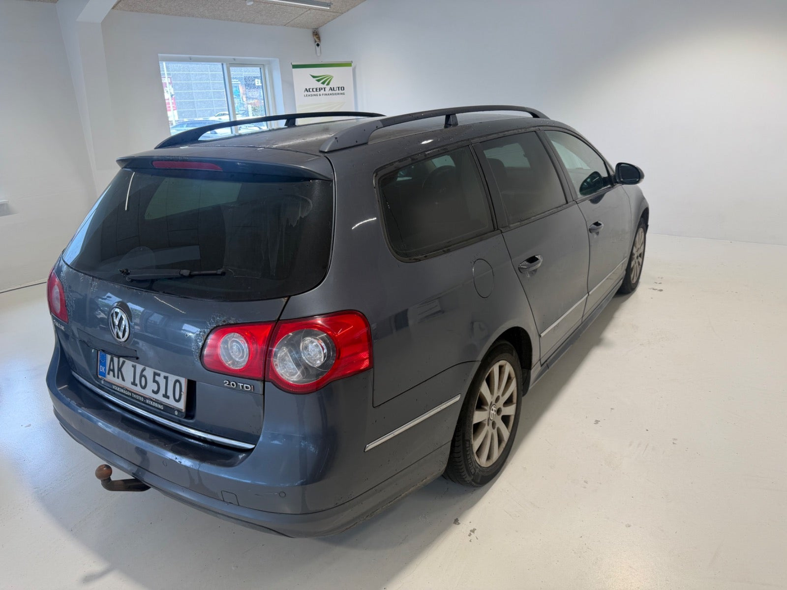 Grå VW Passat fra 2009