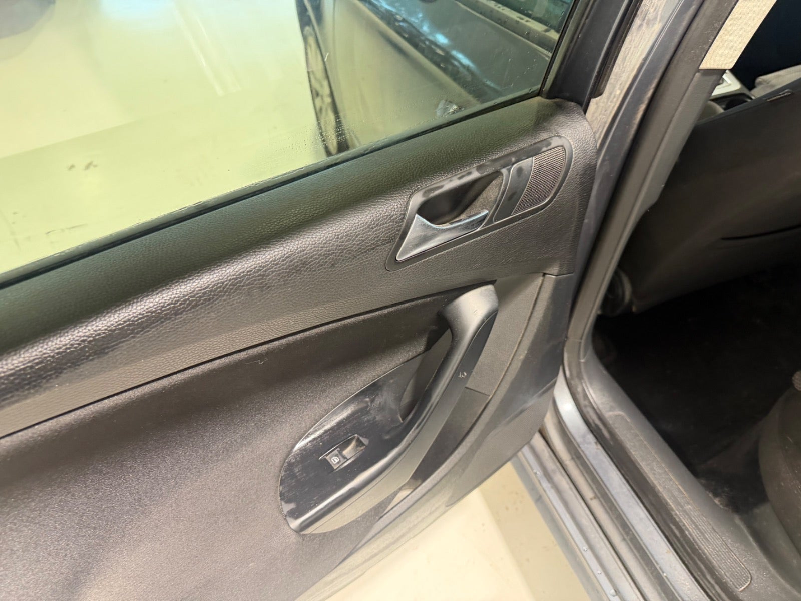 Grå VW Passat fra 2009