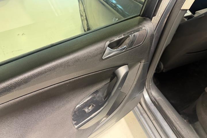 Grå VW Passat fra 2009