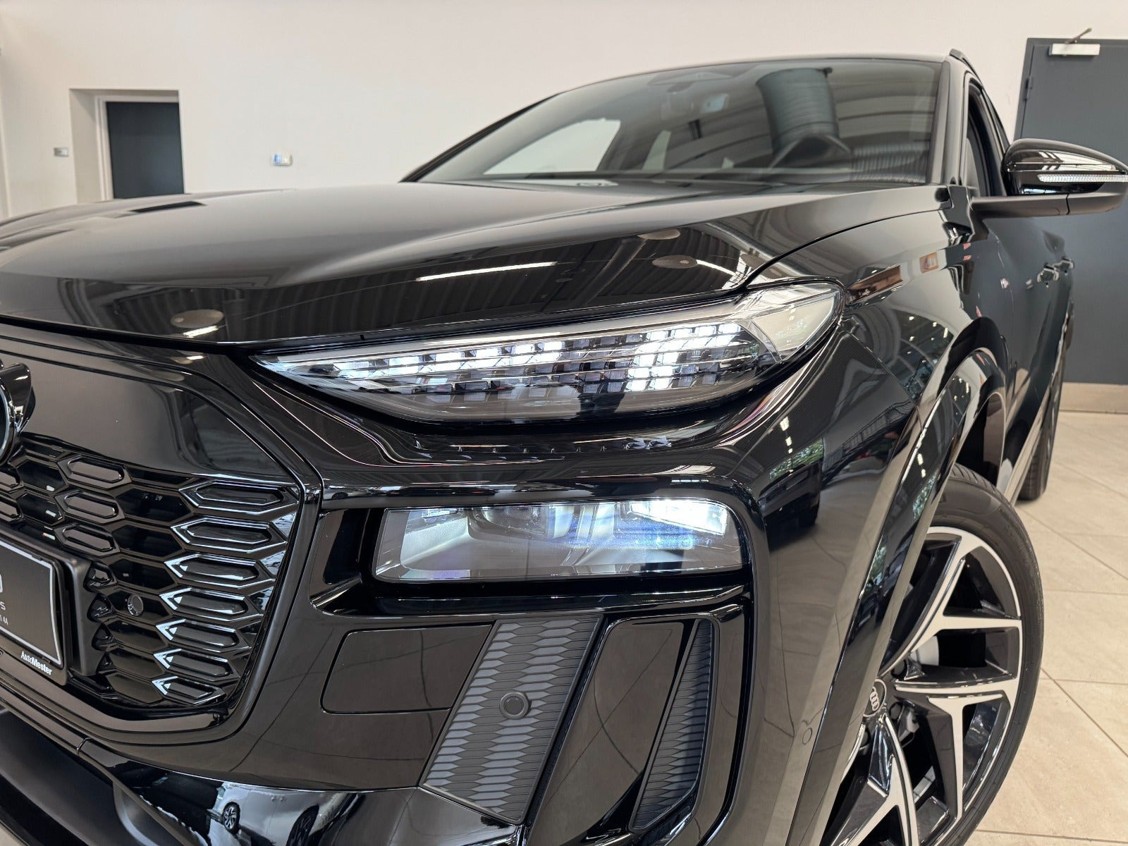 Sort Audi Q6 e-tron fra 2027
