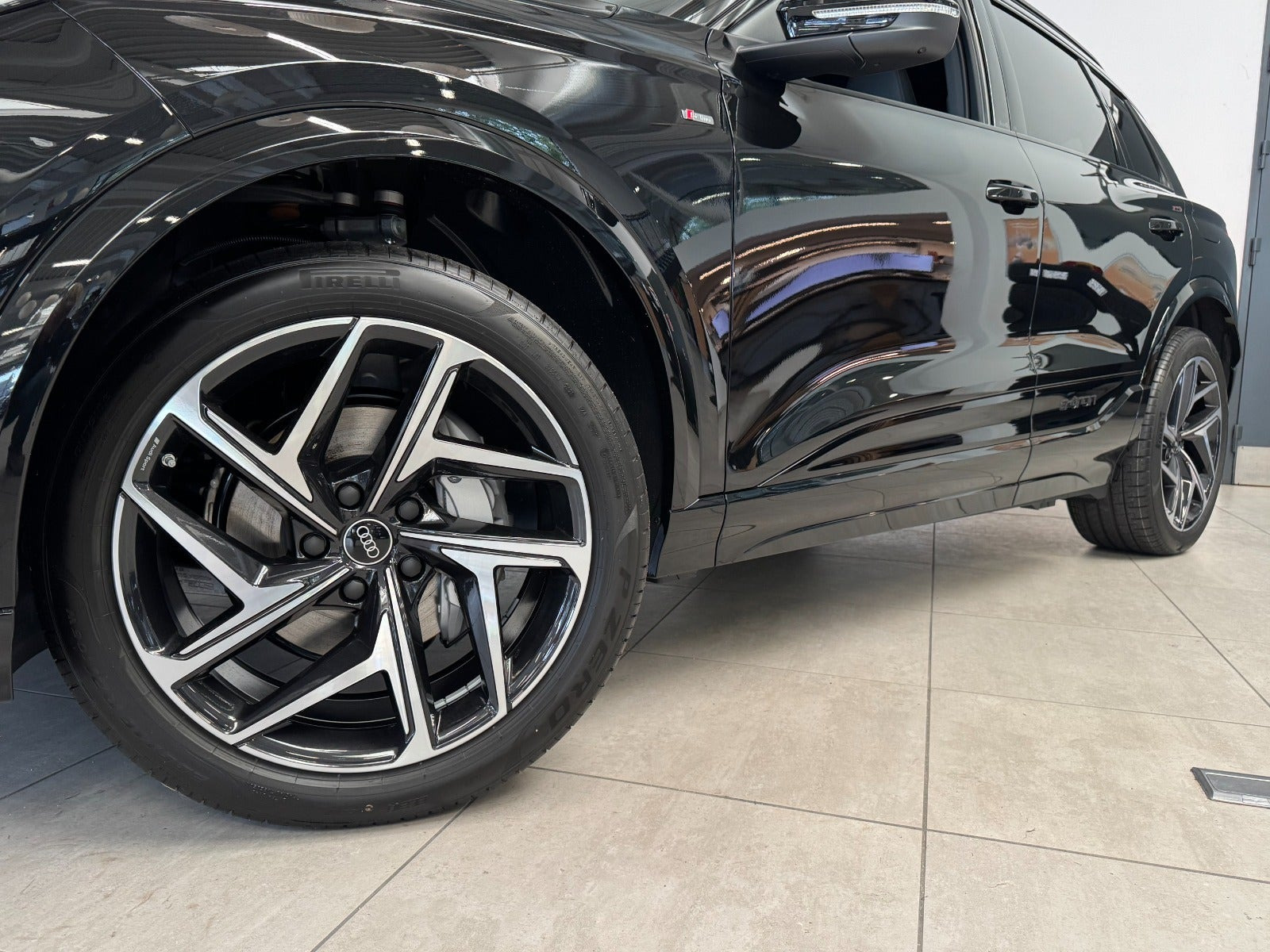 Sort Audi Q6 e-tron fra 2027