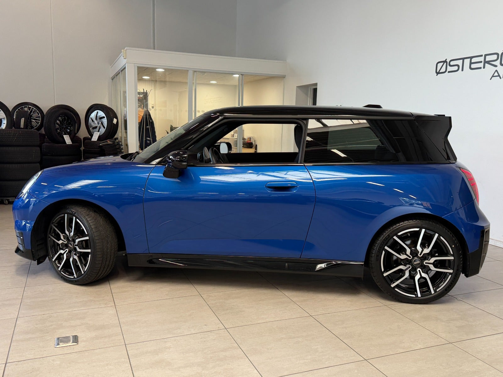 Blå Mini Cooper SE fra 2025