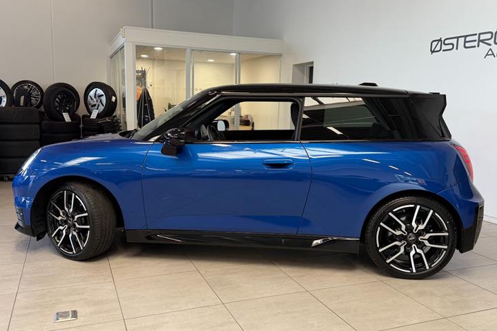 Blå Mini Cooper SE fra 2025
