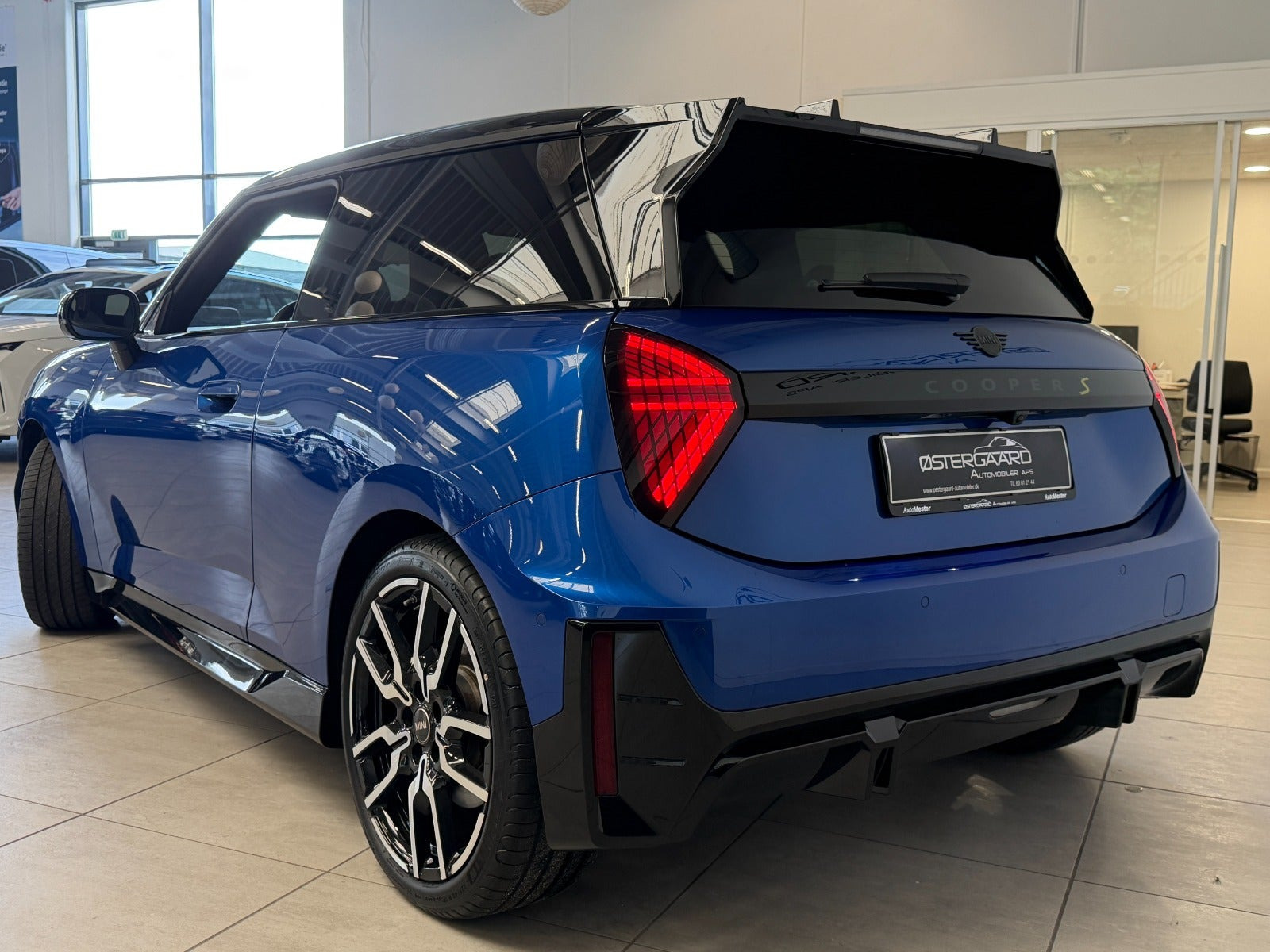 Blå Mini Cooper SE fra 2025