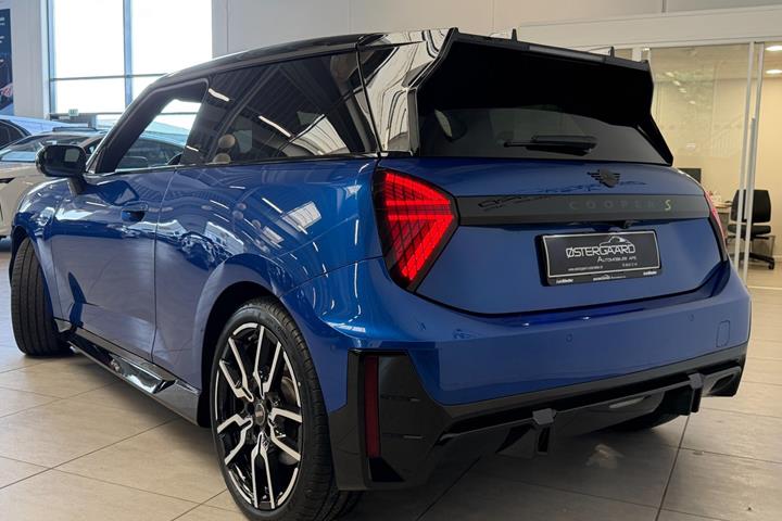 Blå Mini Cooper SE fra 2025