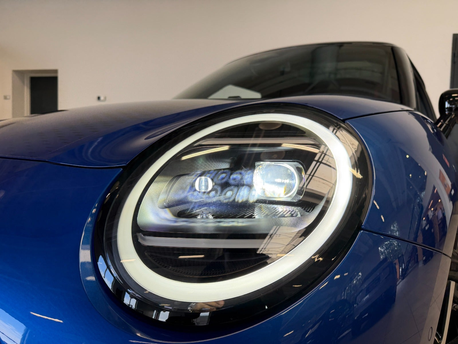 Blå Mini Cooper SE fra 2025