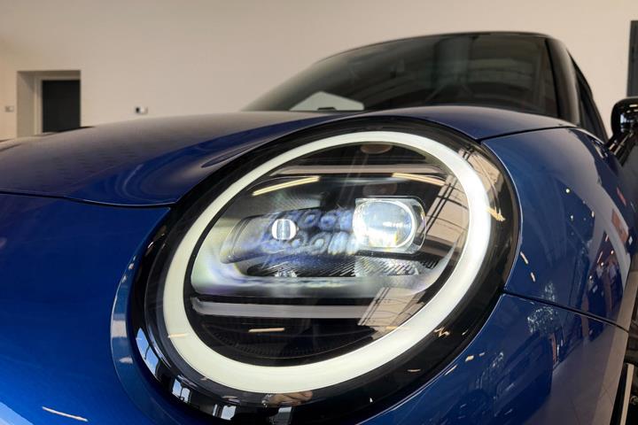 Blå Mini Cooper SE fra 2025