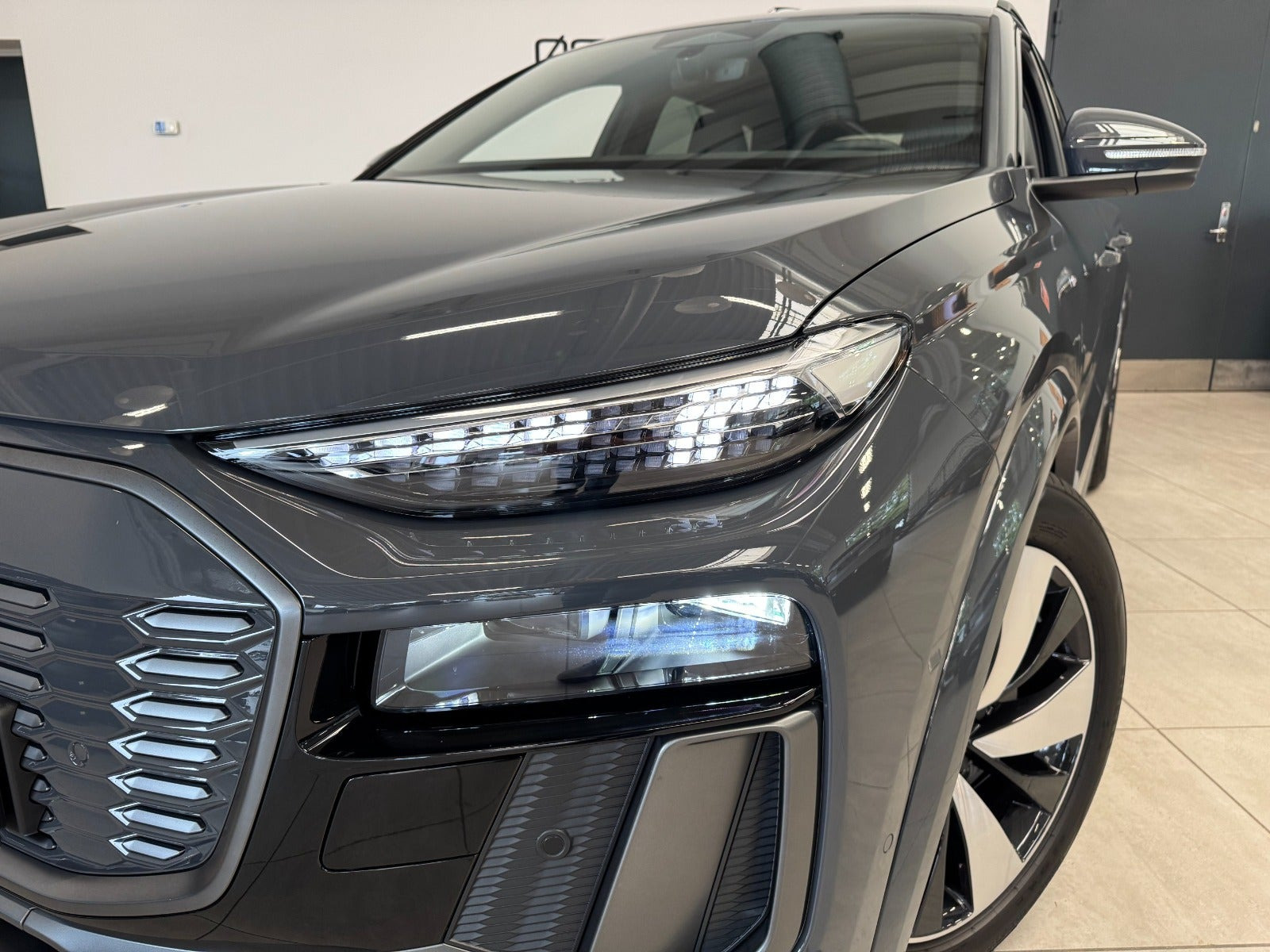 Grå Audi Q6 e-tron fra 2027