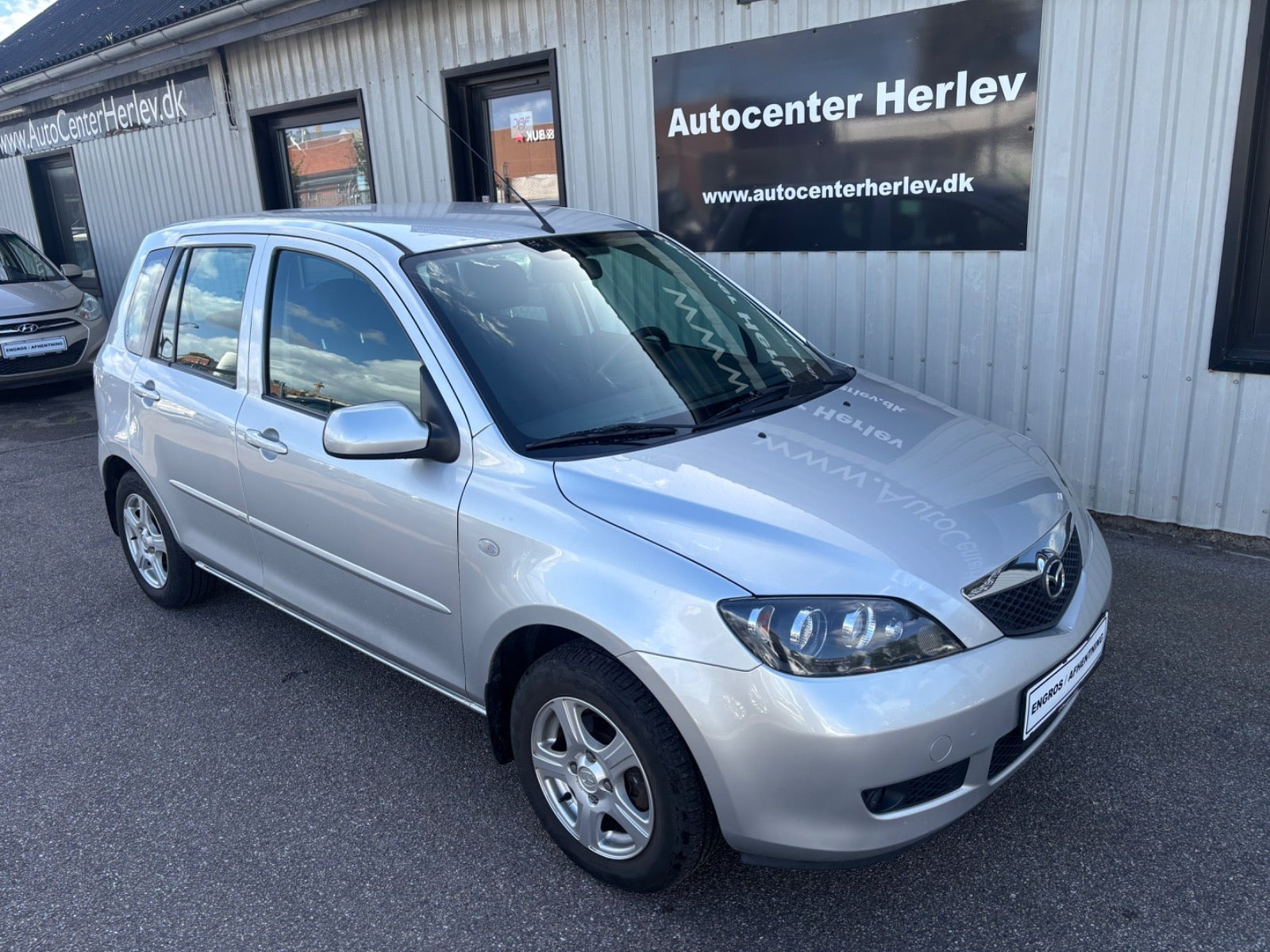 Sølv Mazda 2 fra 2007 set udefra