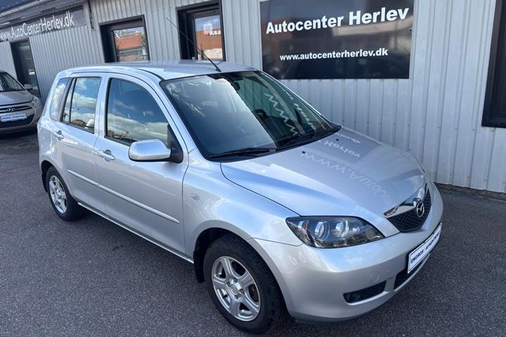 Sølv Mazda 2 fra 2007 set udefra