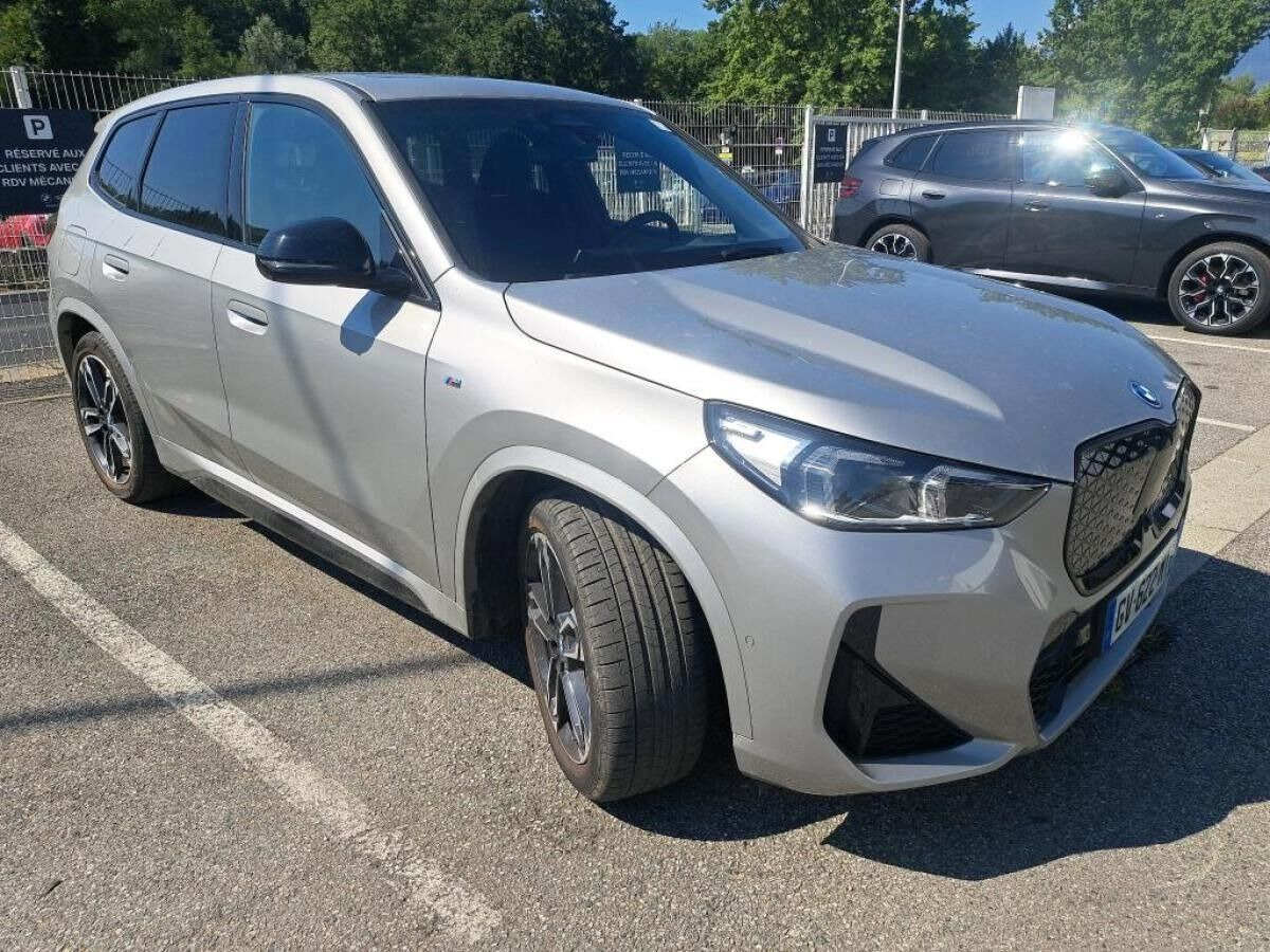 Sølv BMW iX1 fra 2024
