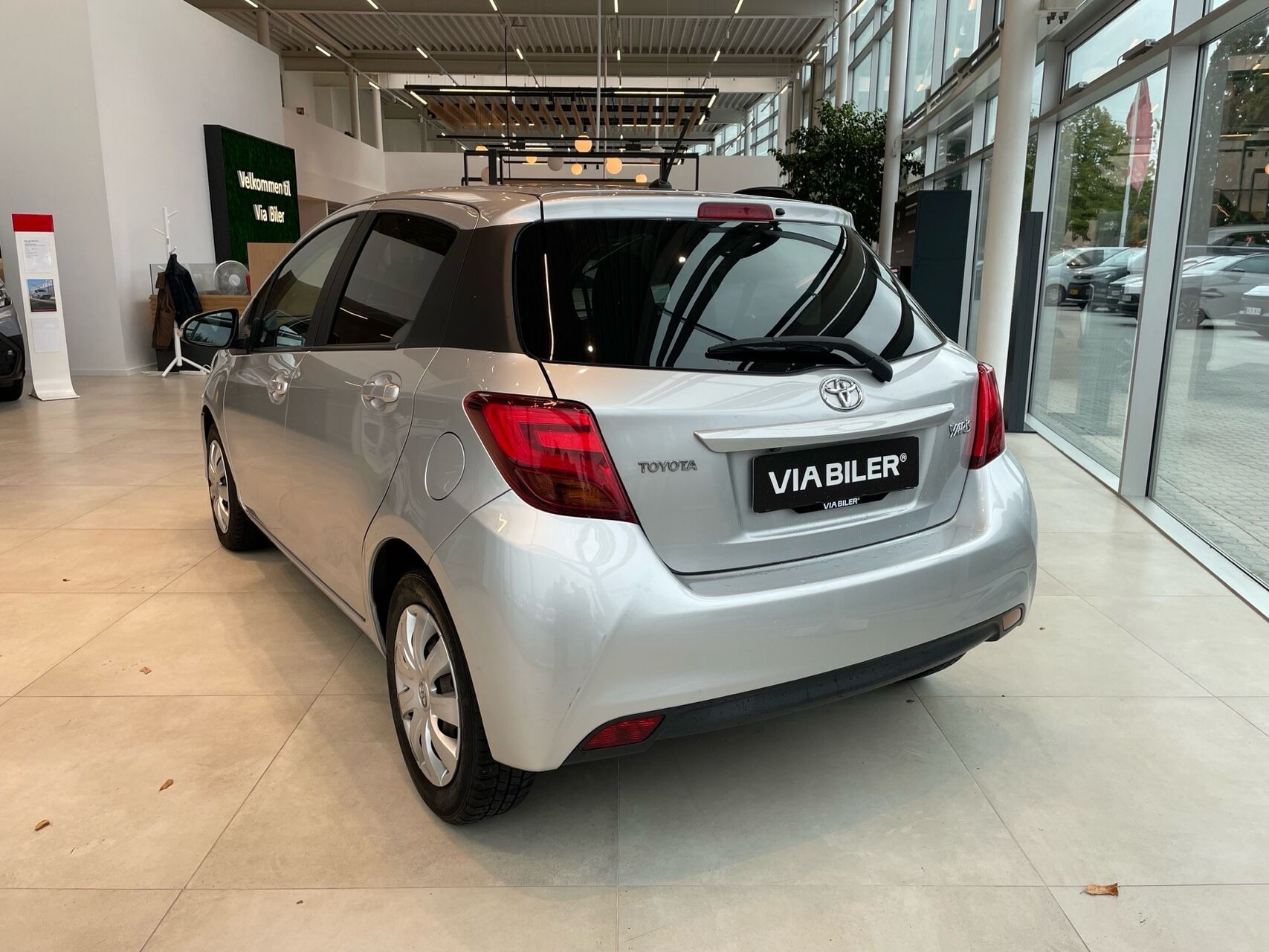 Sølv Toyota Yaris fra 2015