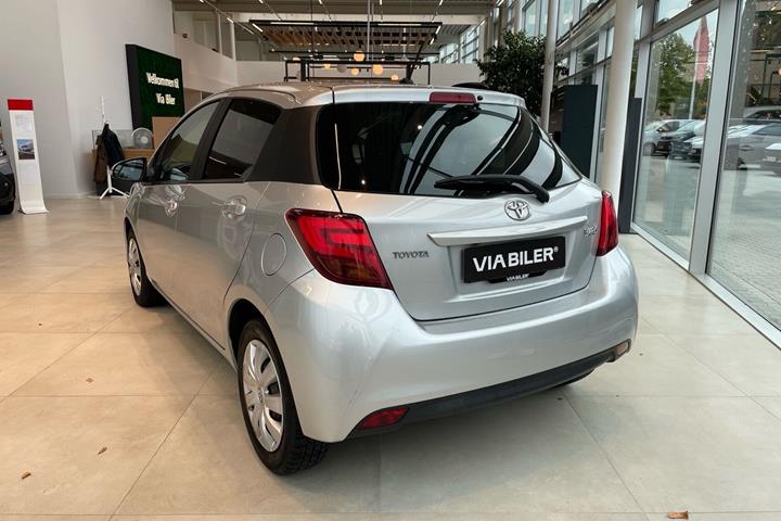 Sølv Toyota Yaris fra 2015