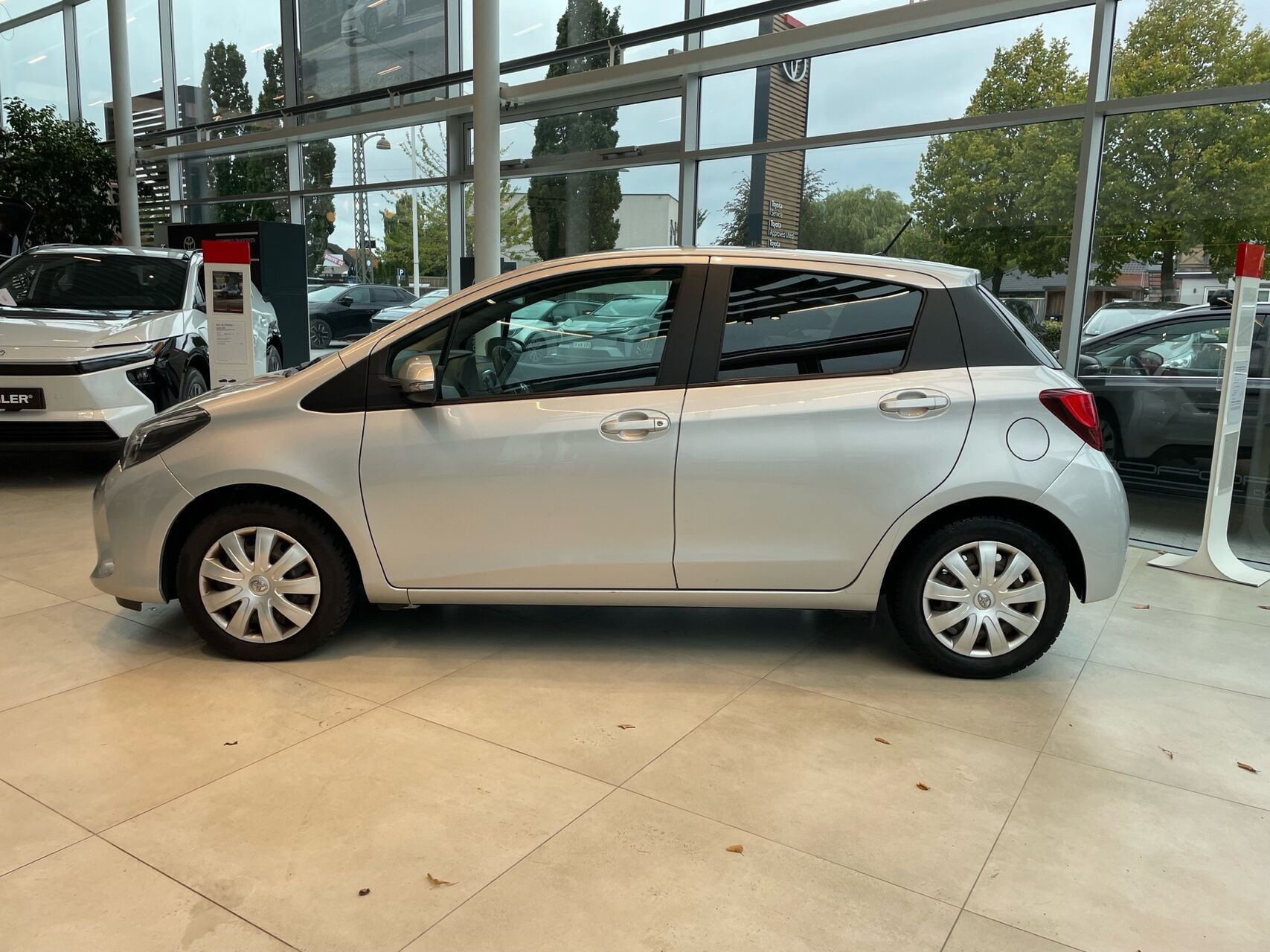Sølv Toyota Yaris fra 2015
