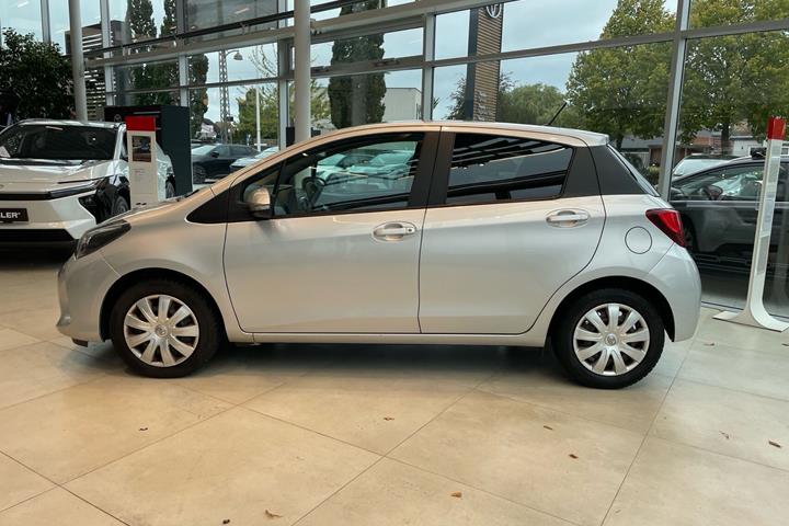 Sølv Toyota Yaris fra 2015