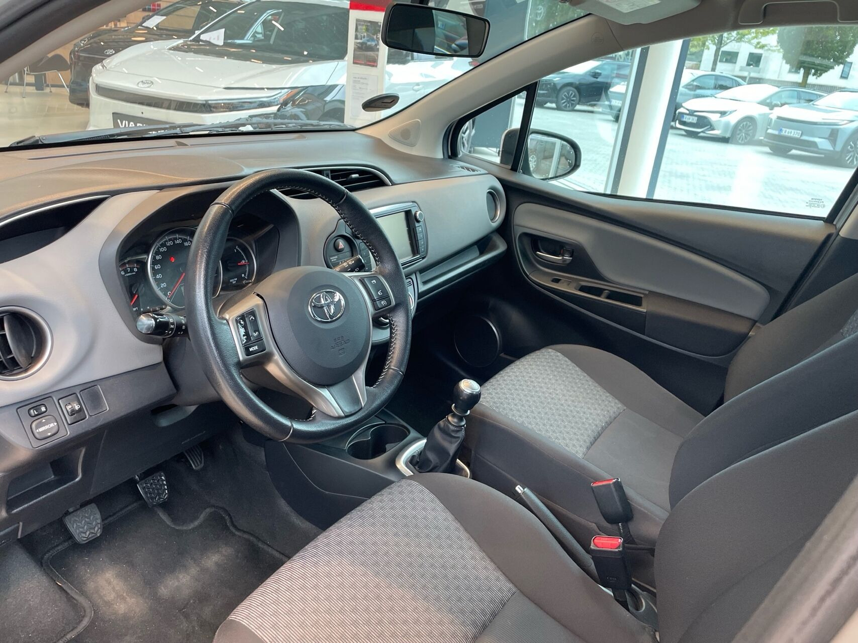 Sølv Toyota Yaris fra 2015