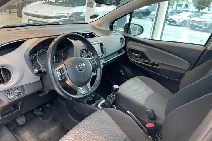 Sølv Toyota Yaris fra 2015