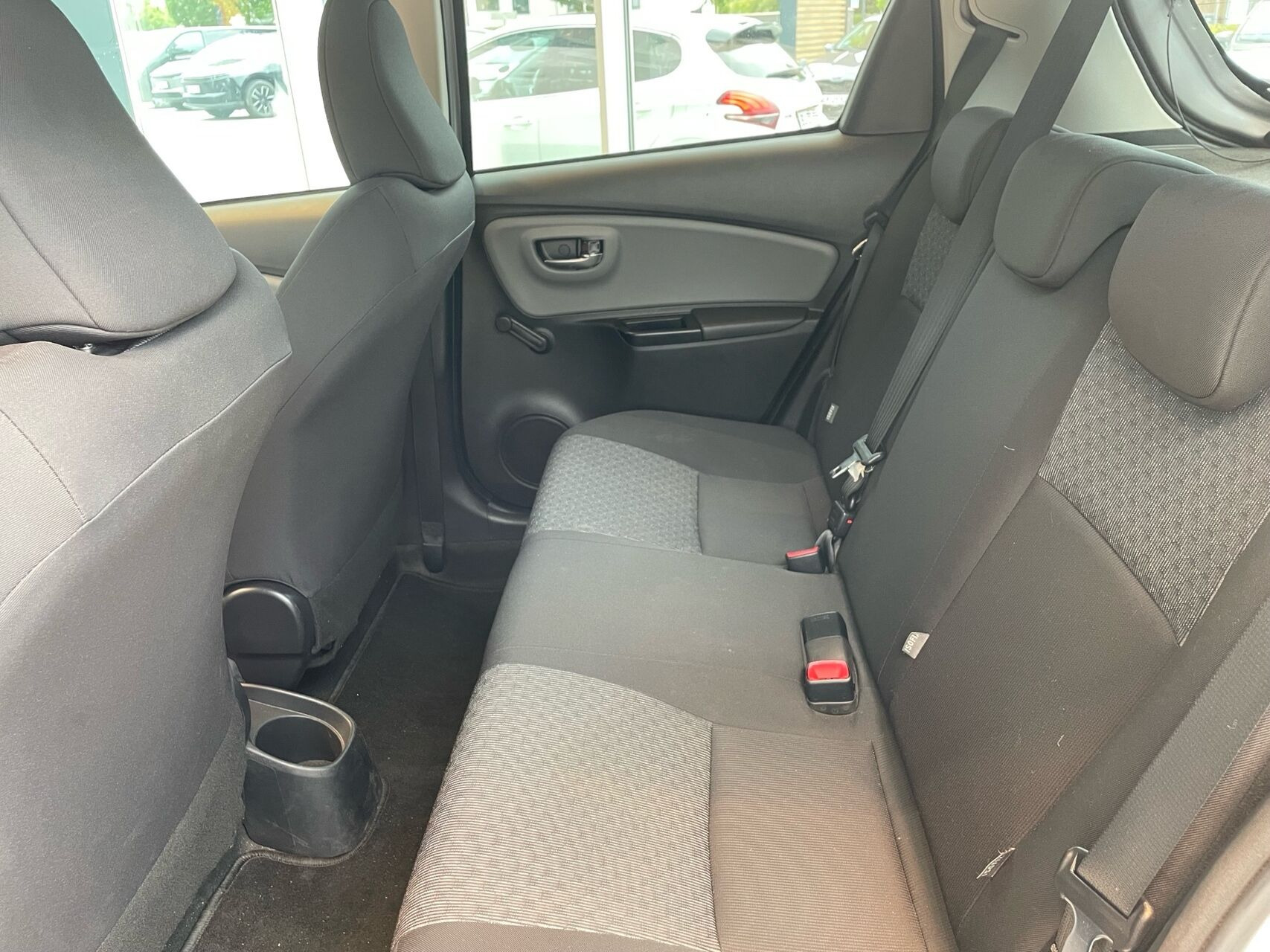 Sølv Toyota Yaris fra 2015