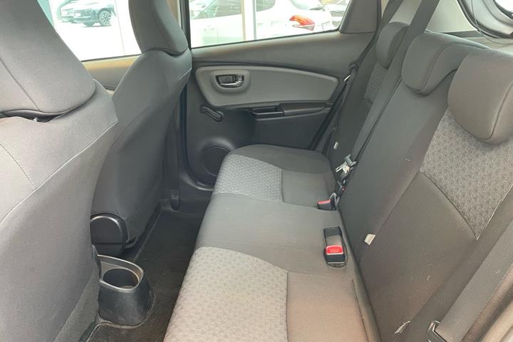 Sølv Toyota Yaris fra 2015