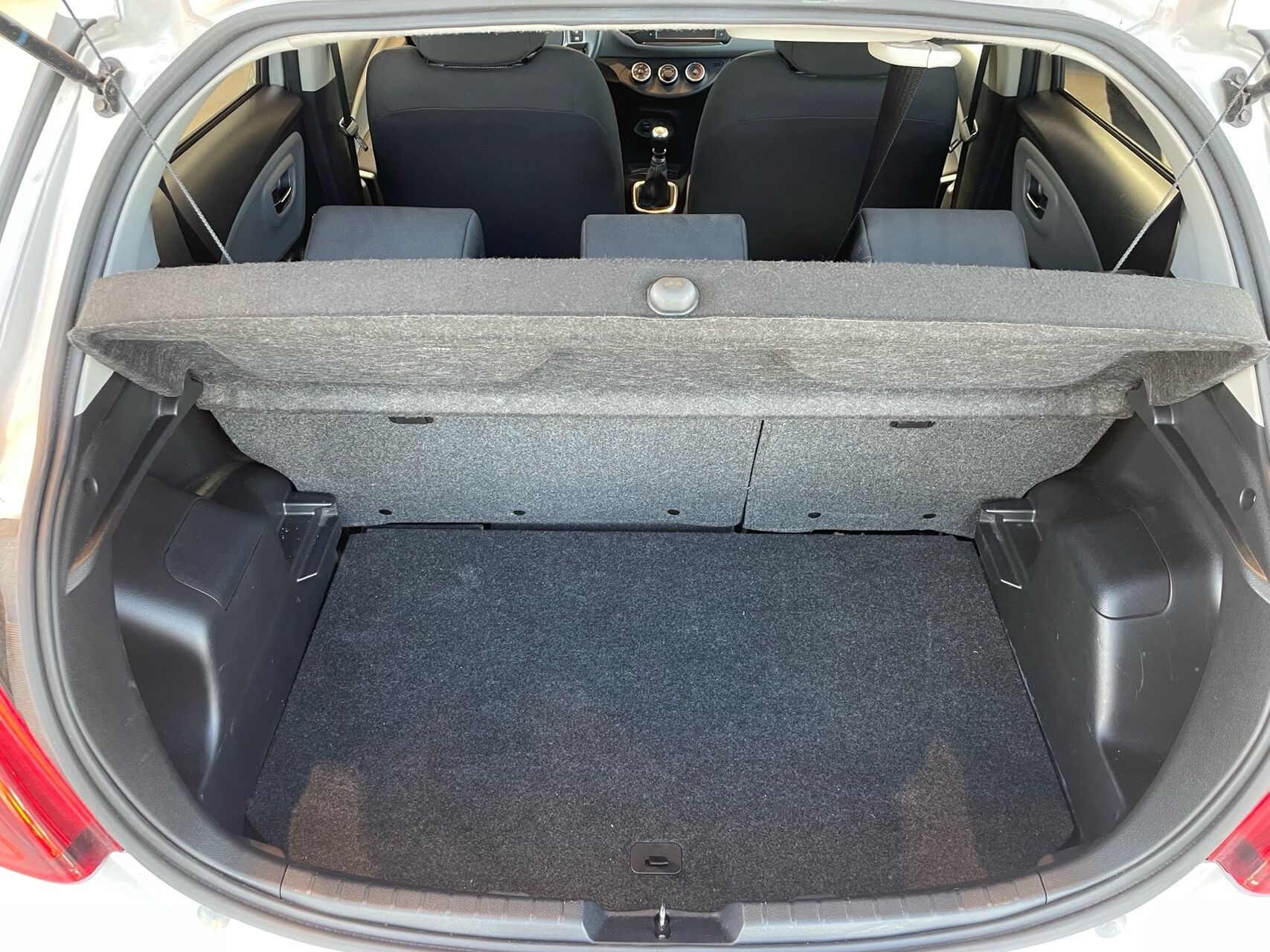 Sølv Toyota Yaris fra 2015