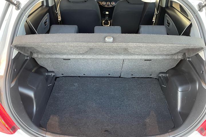 Sølv Toyota Yaris fra 2015