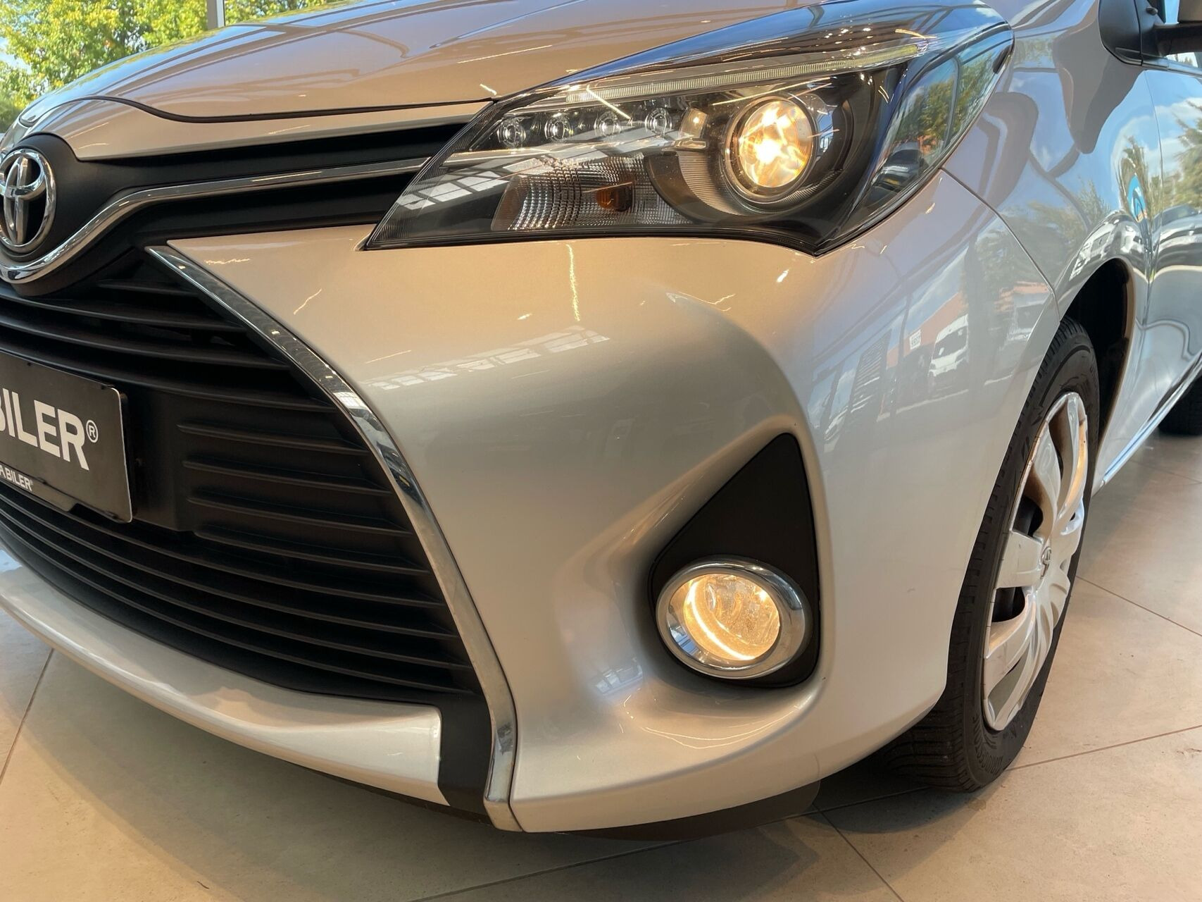 Sølv Toyota Yaris fra 2015