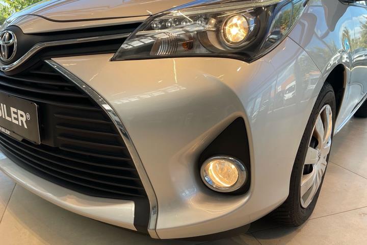 Sølv Toyota Yaris fra 2015