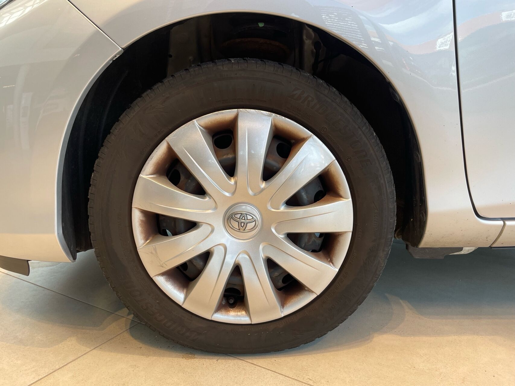 Sølv Toyota Yaris fra 2015