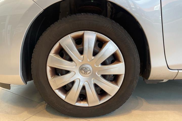Sølv Toyota Yaris fra 2015