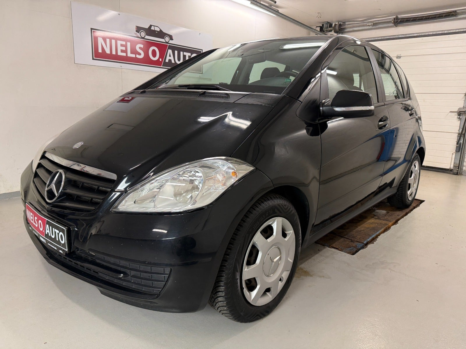 Sort Mercedes A180 fra 2009 set udefra