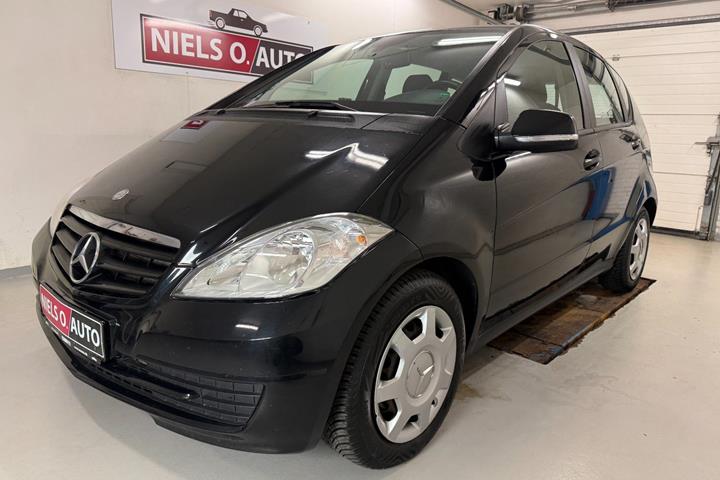 Sort Mercedes A180 fra 2009 set udefra