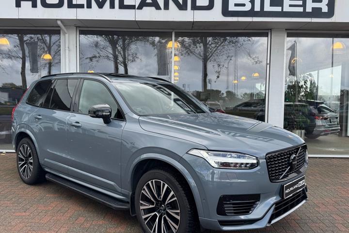 Grå Volvo XC90 fra 2023 set udefra
