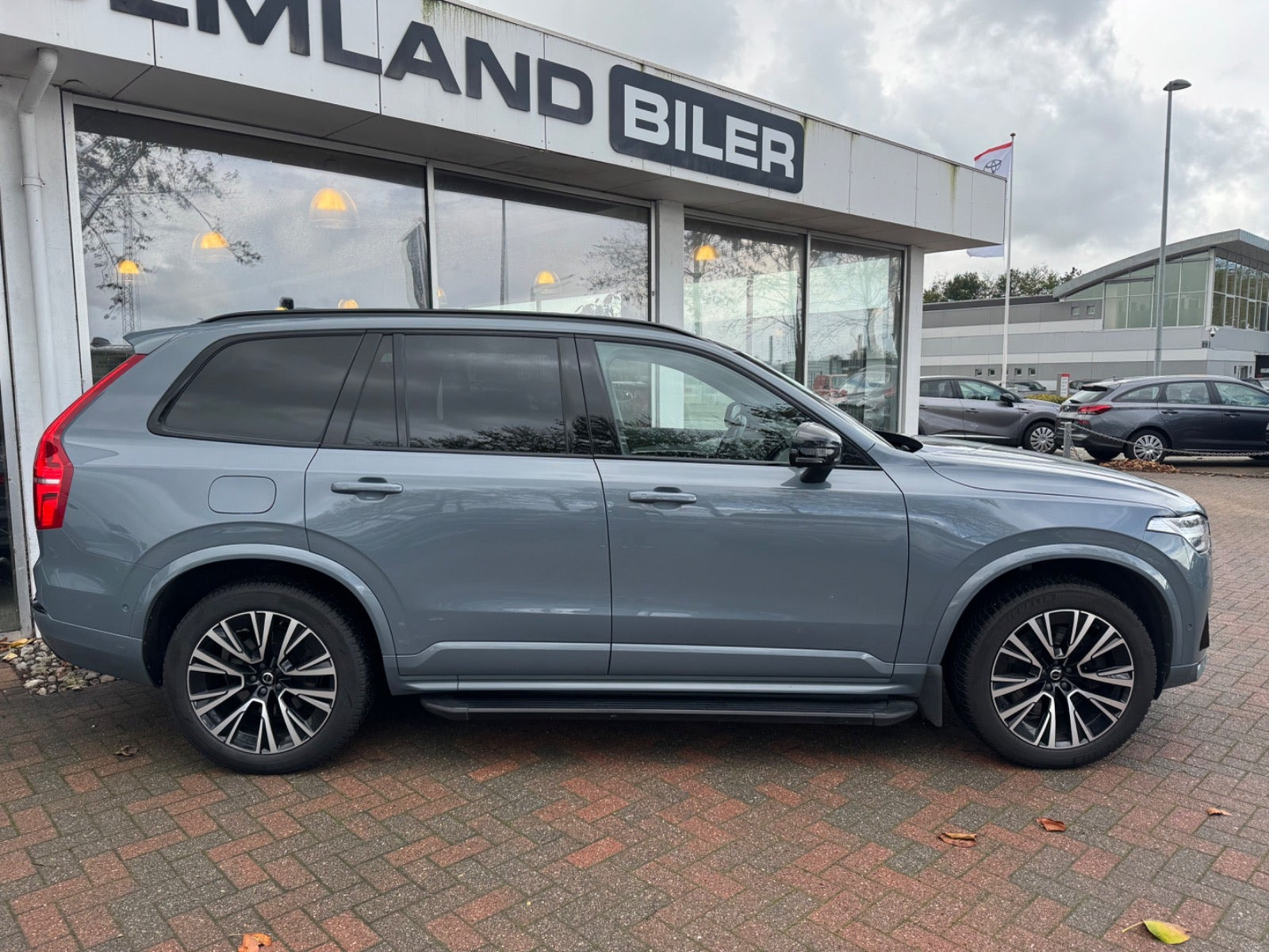 Grå Volvo XC90 fra 2023