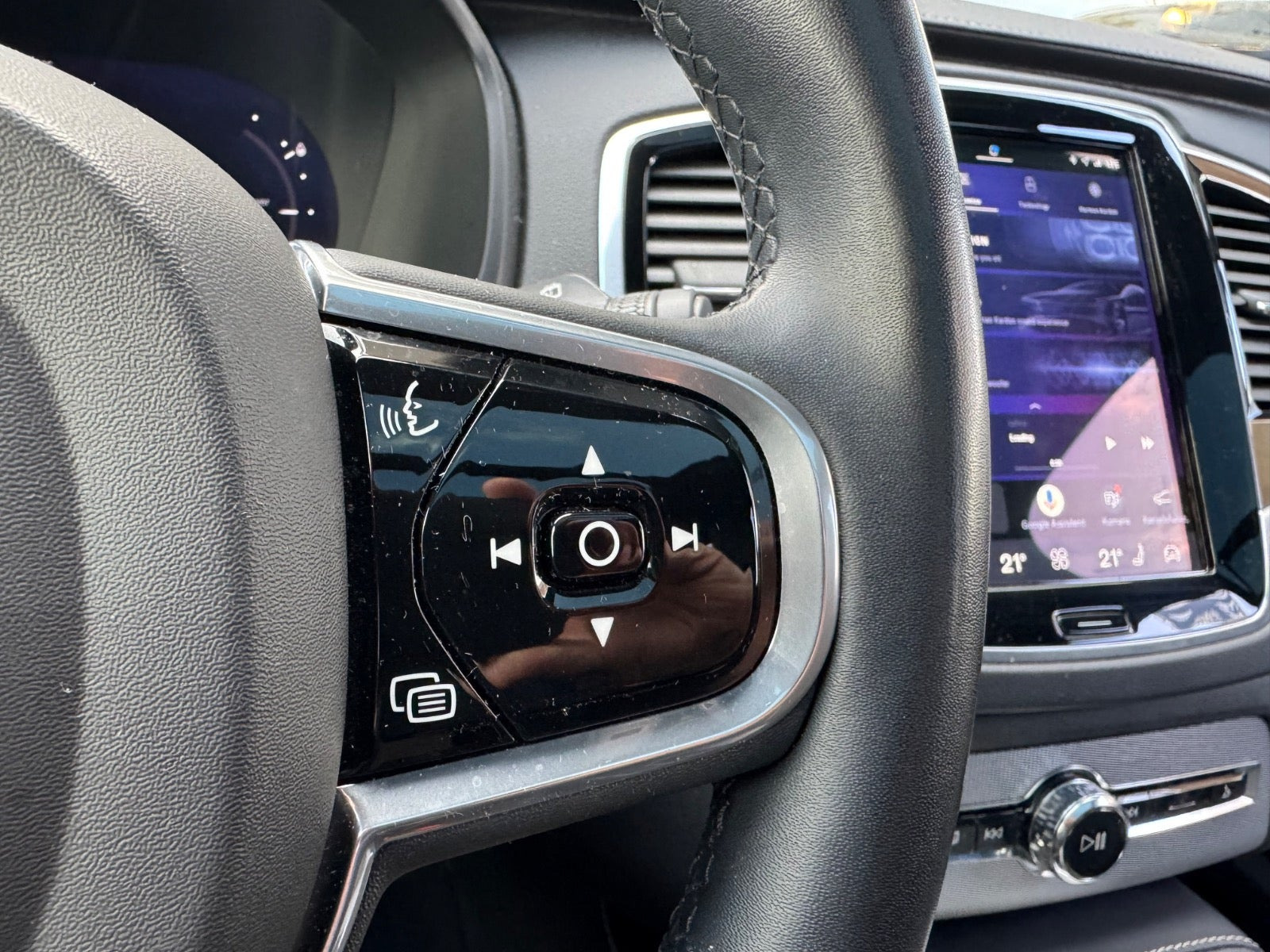 Grå Volvo XC90 fra 2023
