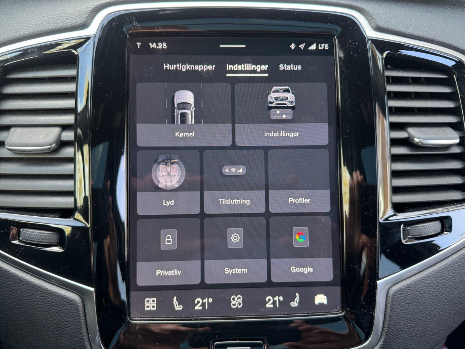 Grå Volvo XC90 fra 2023