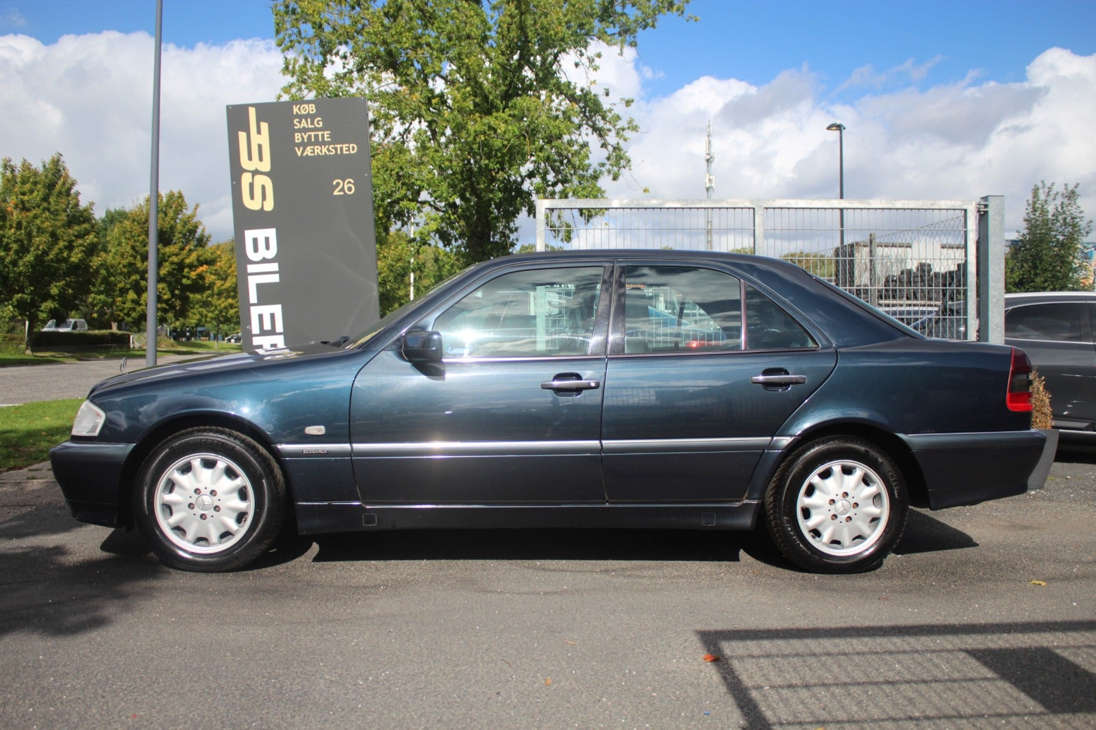 Blå Mercedes C180 fra 1998