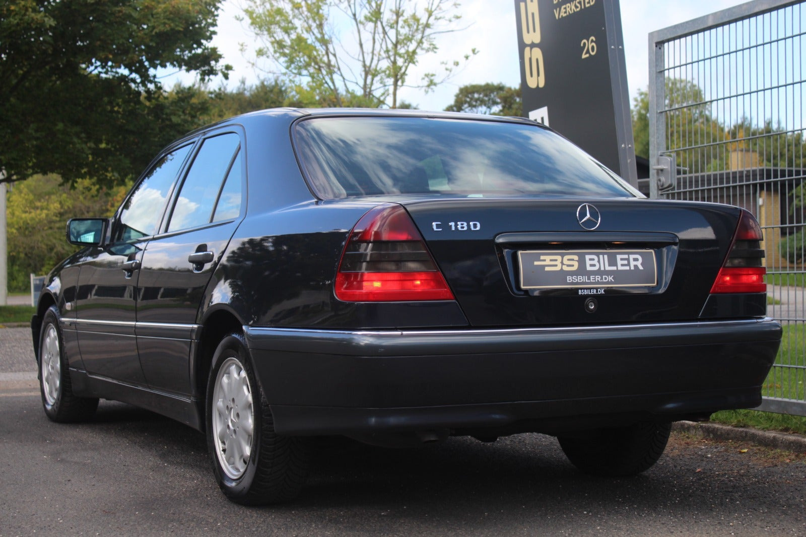 Blå Mercedes C180 fra 1998