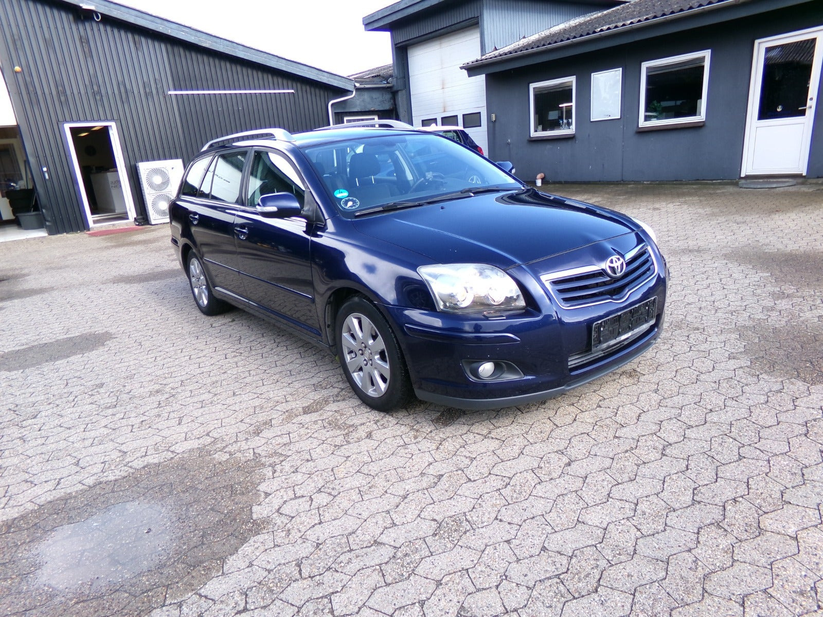 Blå Toyota Avensis fra 2008