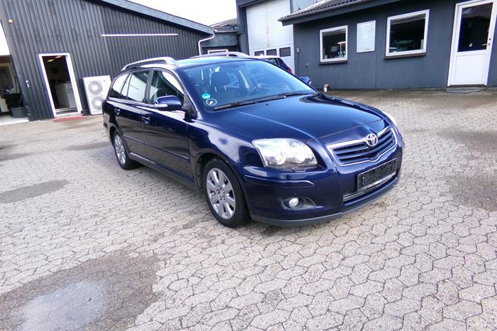Blå Toyota Avensis fra 2008