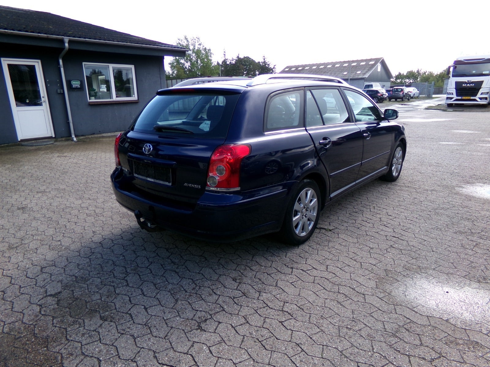 Blå Toyota Avensis fra 2008