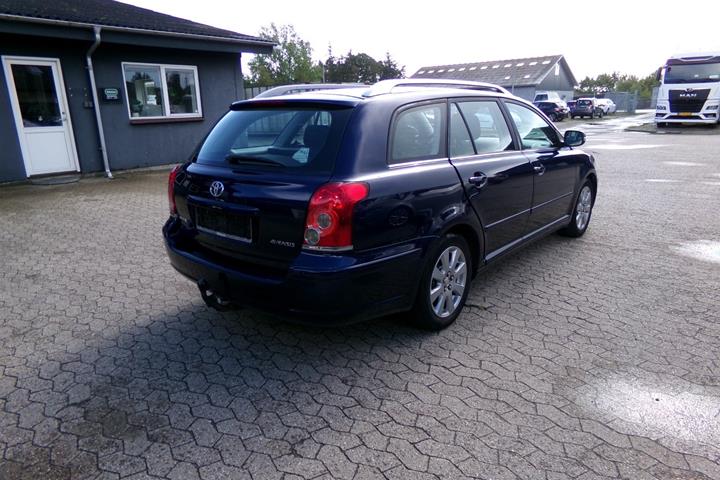Blå Toyota Avensis fra 2008